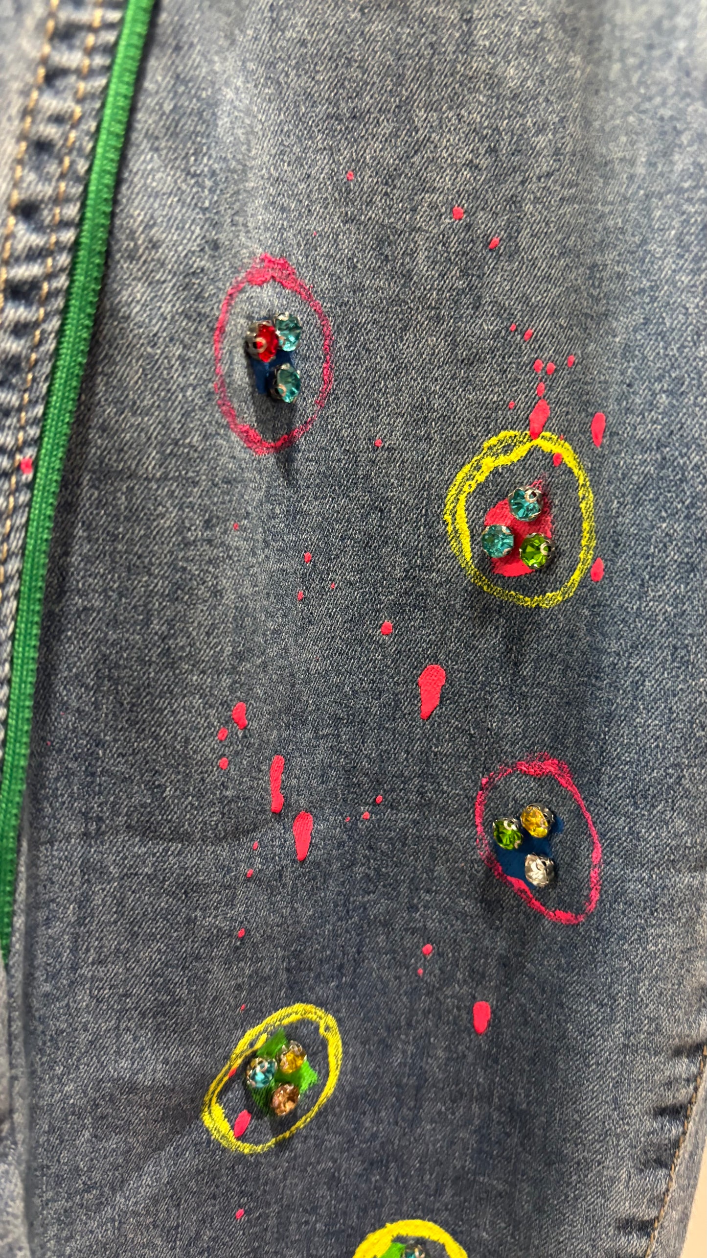 Jeans mit Strassmotiv