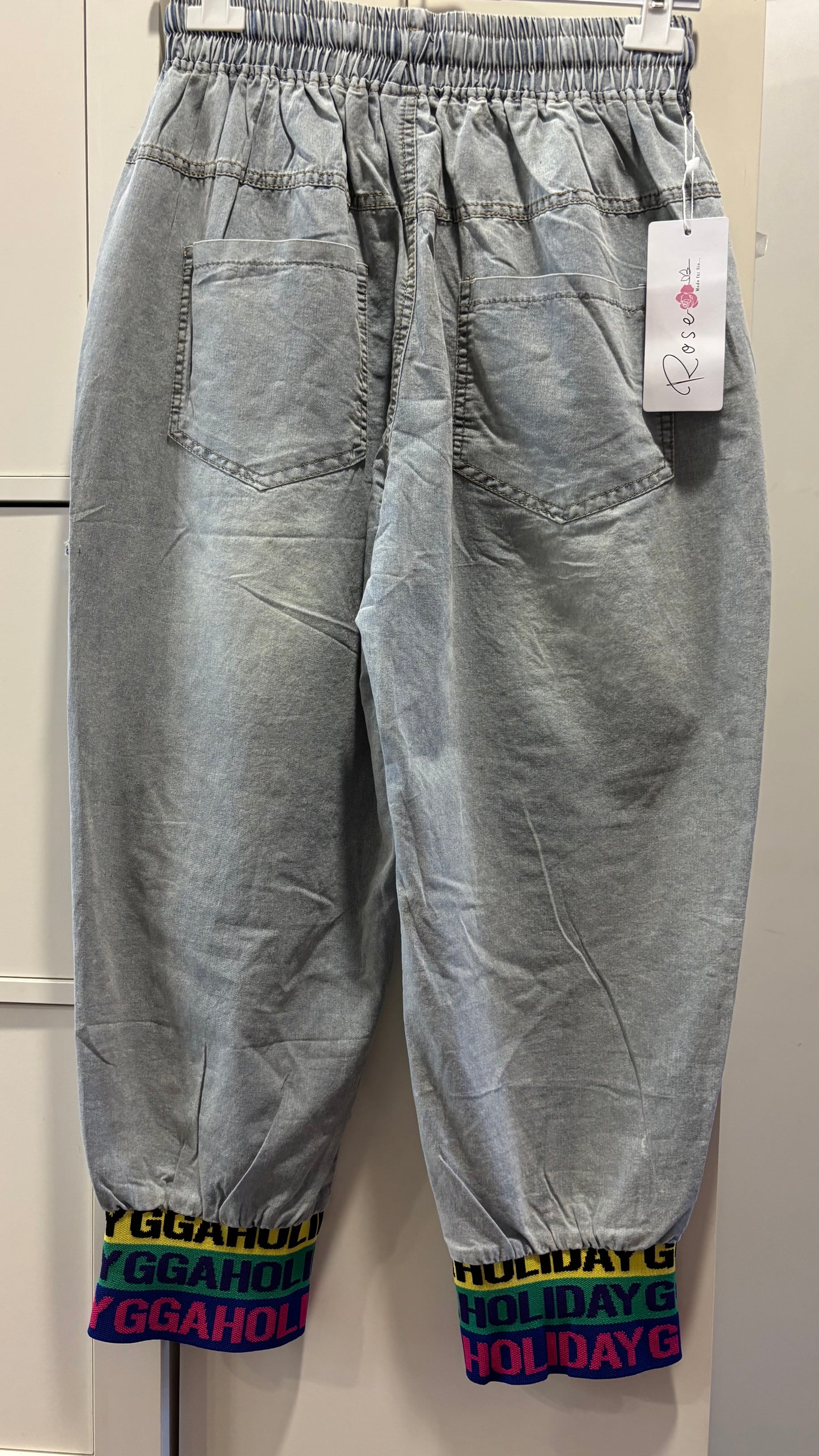 Denim-Hose mit Pailletten-Motiven & bunten Details