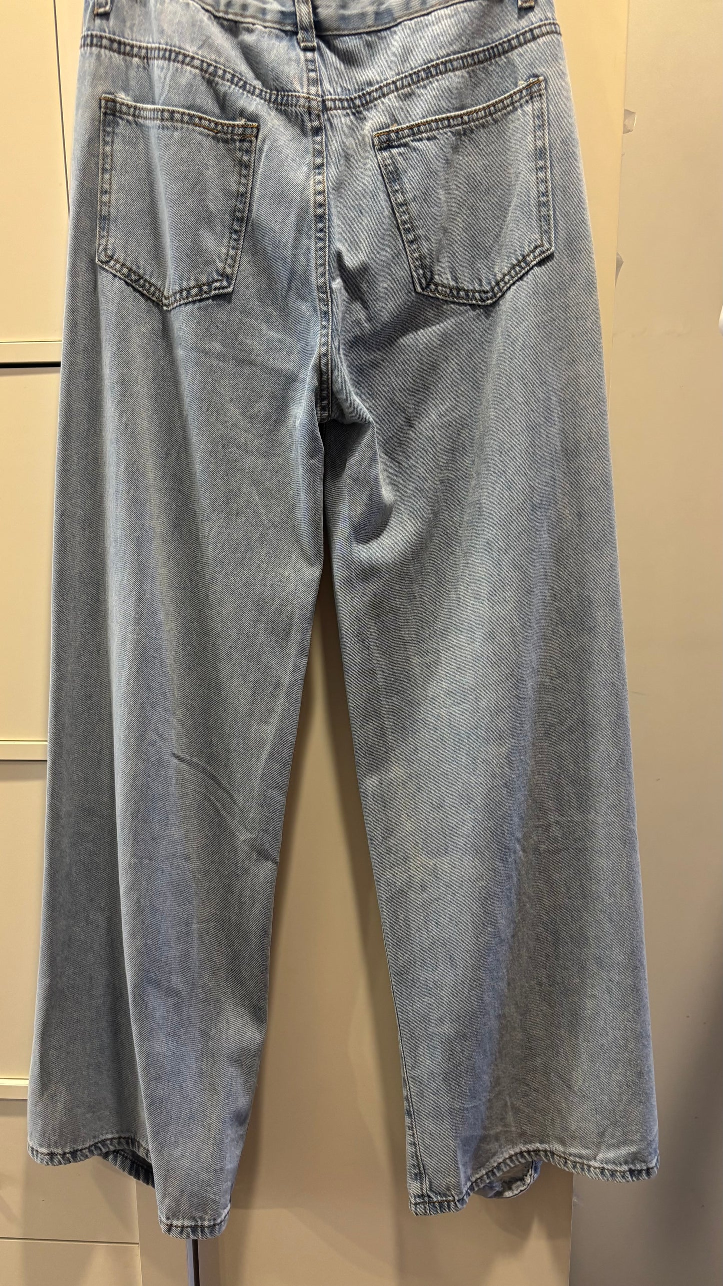 Ripped Jeans mit Perlen