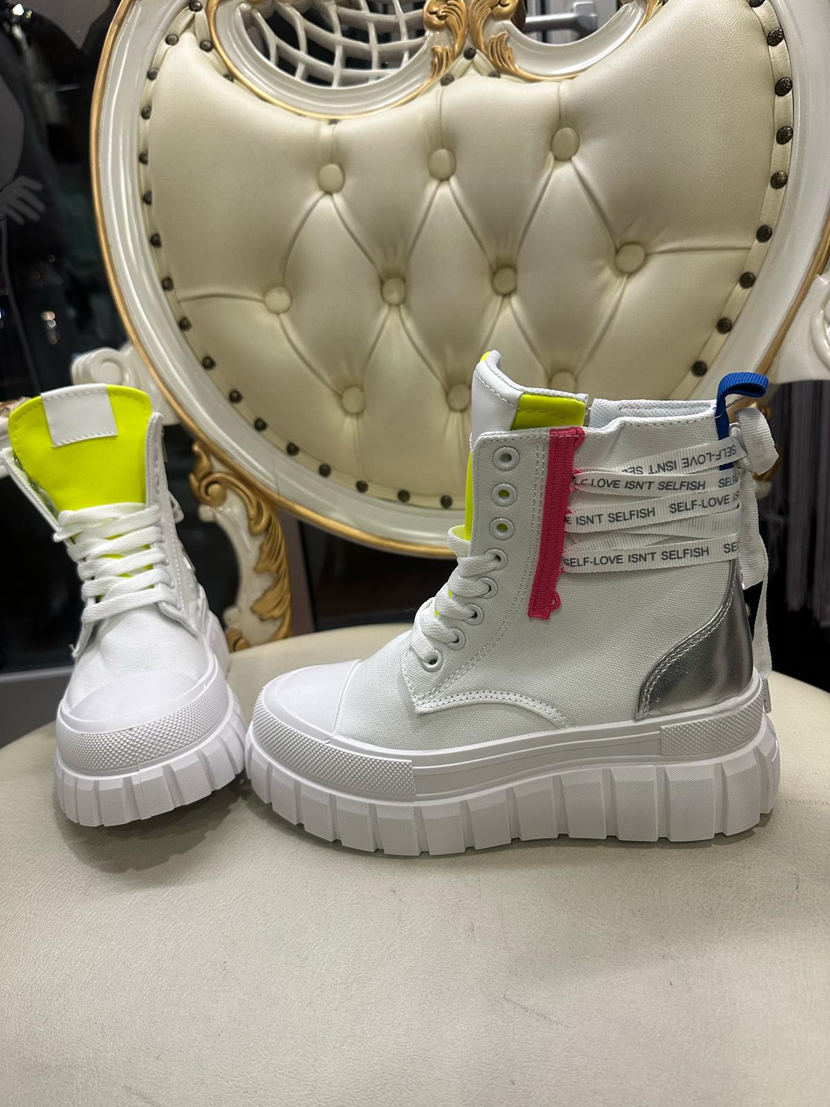 Weiße Sneaker