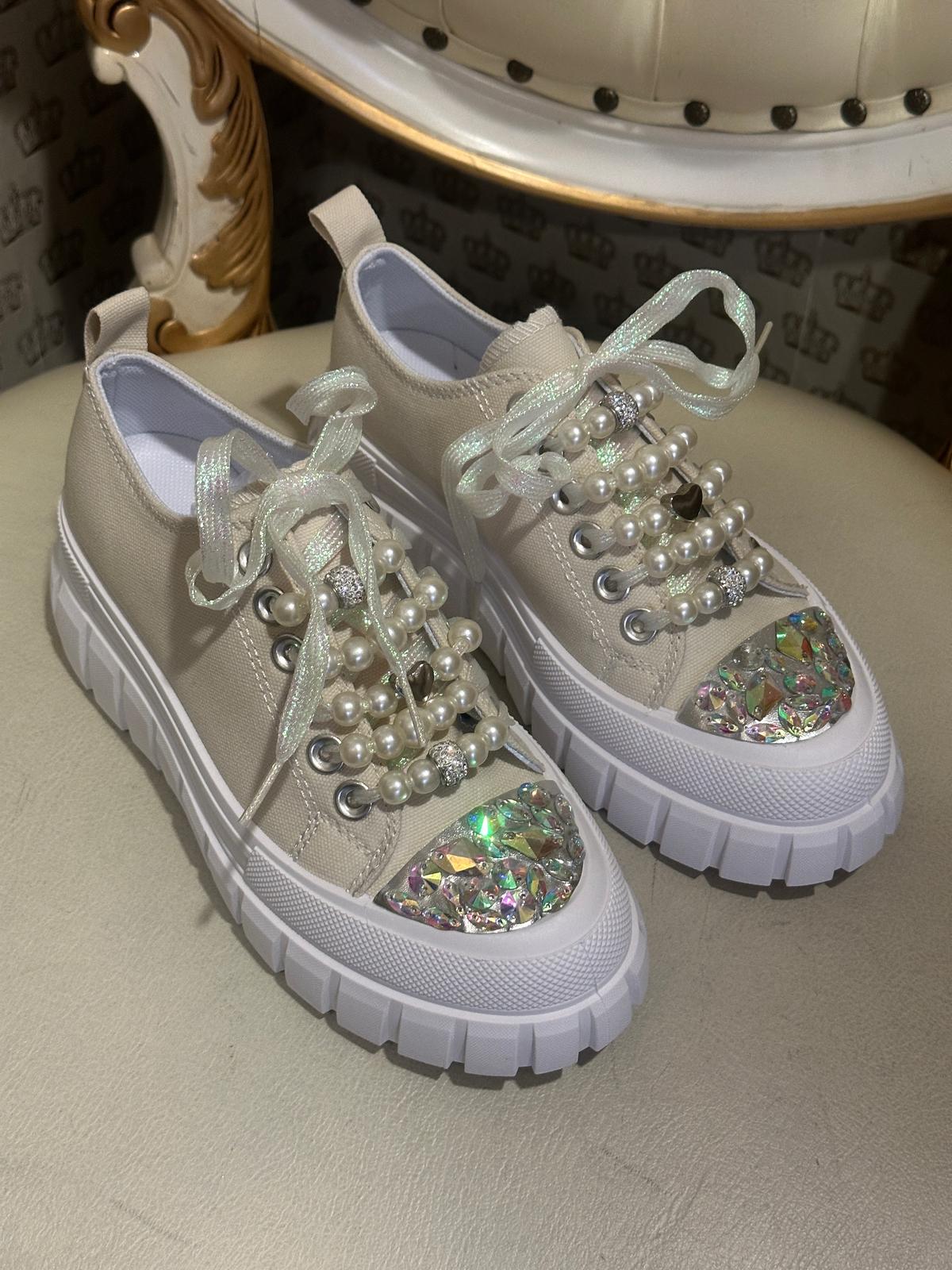 Sneaker mit Perlen