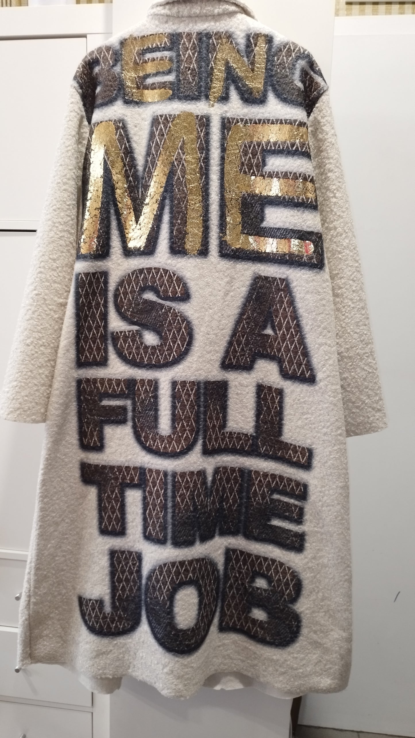 Mantel mit Muster auf der Rückseite