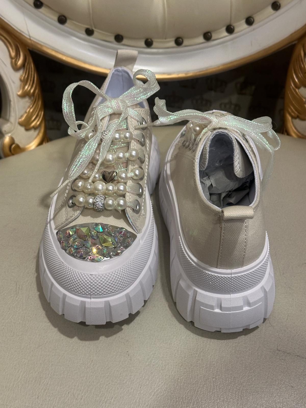 Sneaker mit Perlen